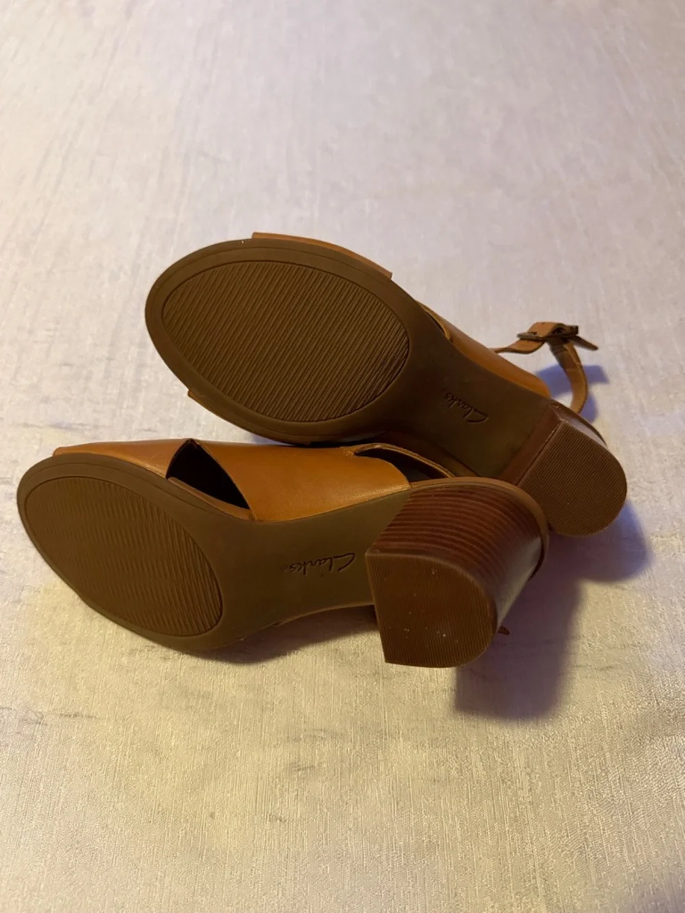 Clarks Women's Brown Leather Crisscross Slingback Sandal Heels - Picture 6 of 6